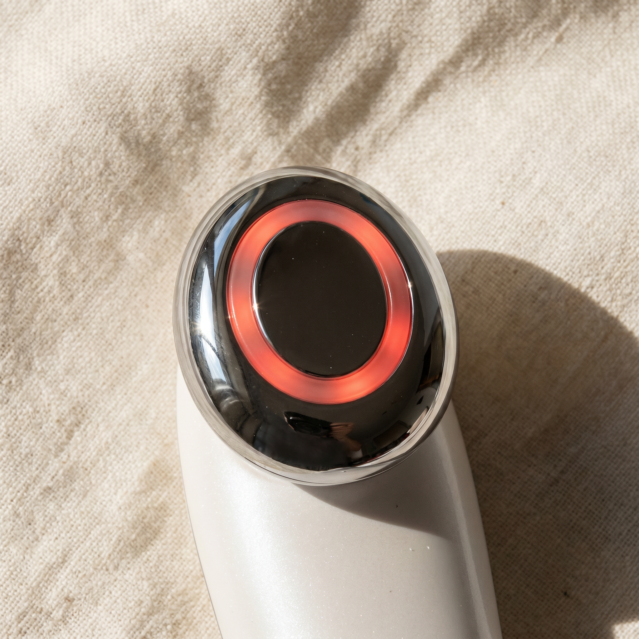 Halmeoni Piec — zbliżenie metalowej głowicy z pierścieniem LED.